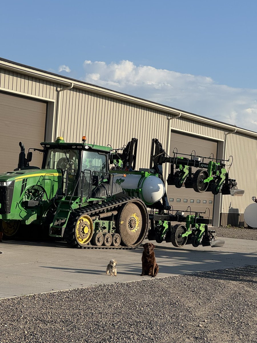 Gotta Love Farm Dogs 🤎
Always happy to see you and hang out while you work.