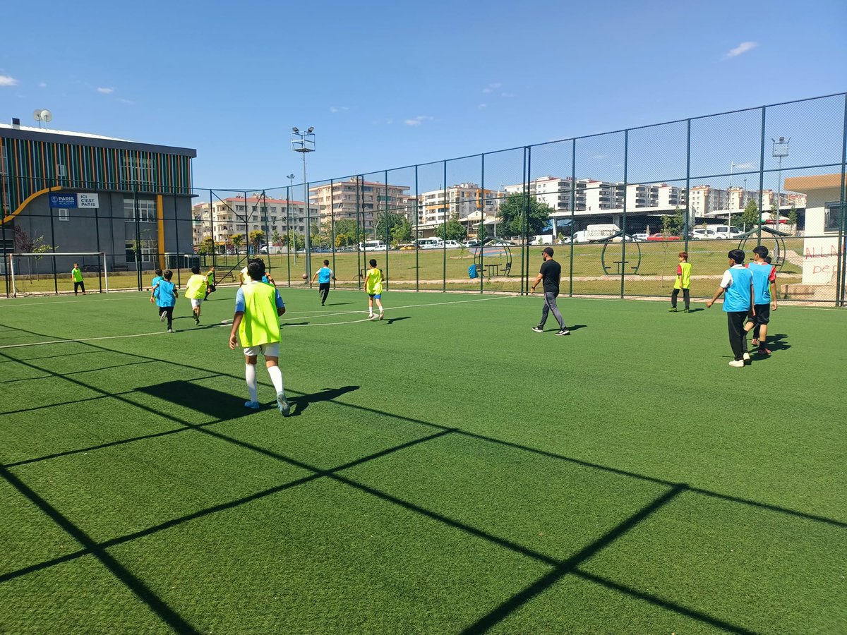 ortasarortaoku1's tweet photo. Okulumuzda gerçekleştirilen ve final maçı    Diyarbakır'da oynanan futbol turnuvasında şampiyon olan takımı tebrik eder, emeği geçen öğretmenlerimize teşekkür ederiz.@Diyarbakirmem @Murat4Kucukali @cinarkaymakamlk @Z_Erdogan53 @cinar21mem @ozcaneren_21 https://t.co/fhO7Y8NqP2