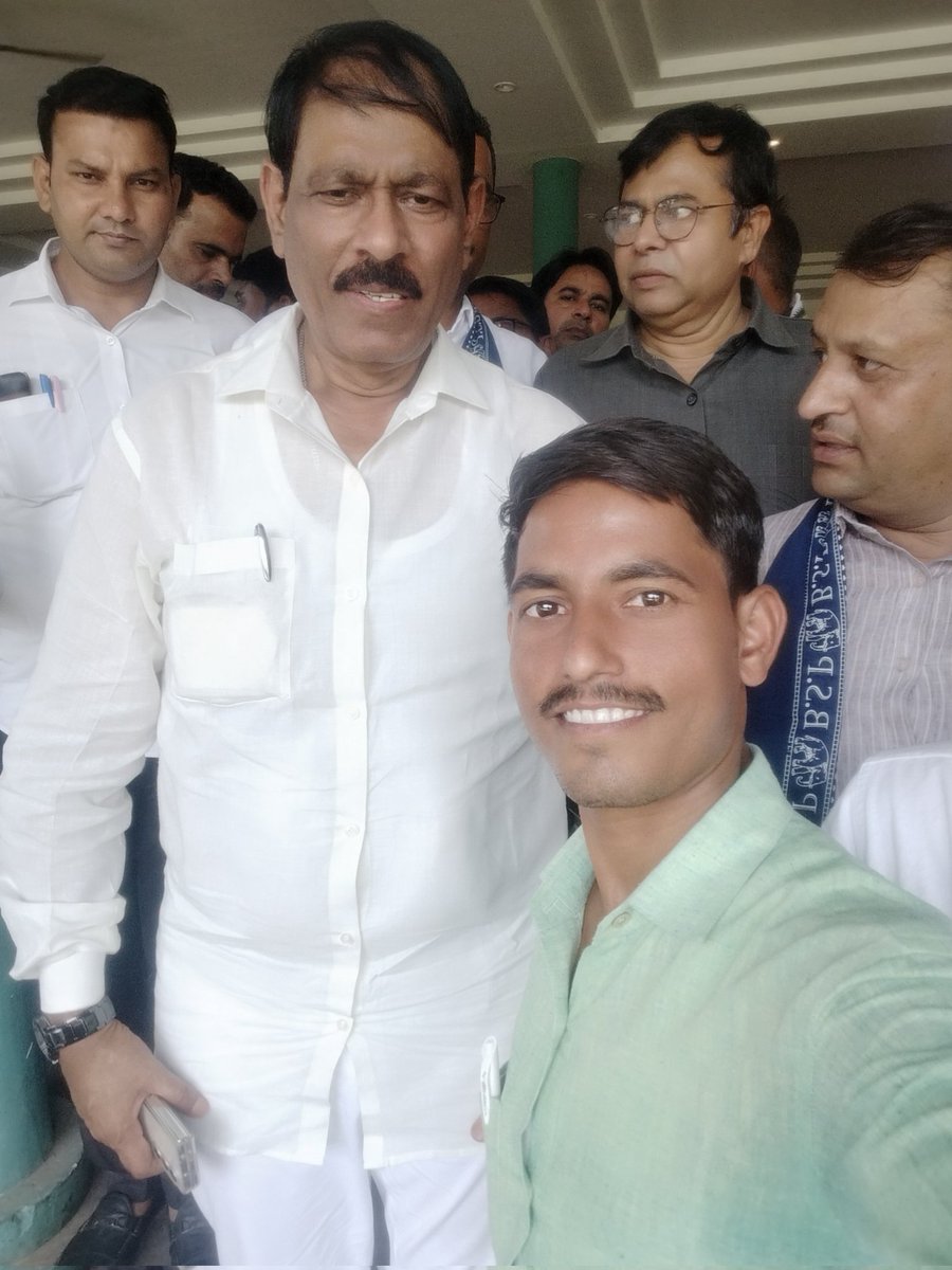 नए नवेले टपरीछाप नेता जो बहन जी और बीएसपी का विरोध करते हैं उनको लक्ष्मण यादव से कुछ सीखना चाहिए 
लक्ष्मण यादव दिन रात पाखंडवाद पर ज्ञान देता हैं लेकिन पाखंड में लिप्त अपने नेता अखिलेश का कभी विरोध नहीं करता 
उसके लिए नेता अखिलेश यादव, पार्टी सपा ही है