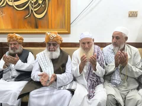 قائد جمعیت حضرت مولانا فضل الرحمان مدظلہ اور مرکزی جنرل سیکرٹری مولانا عبدالغفور حیدری مرکزی معاون سالار صناب گل مہمند کے چچازاد بھائی سابق سالار ضلع پشاور عبداللہ ماما کی وفات پران کے خاندان والوں سے  تعزیت کررہے ہے۔