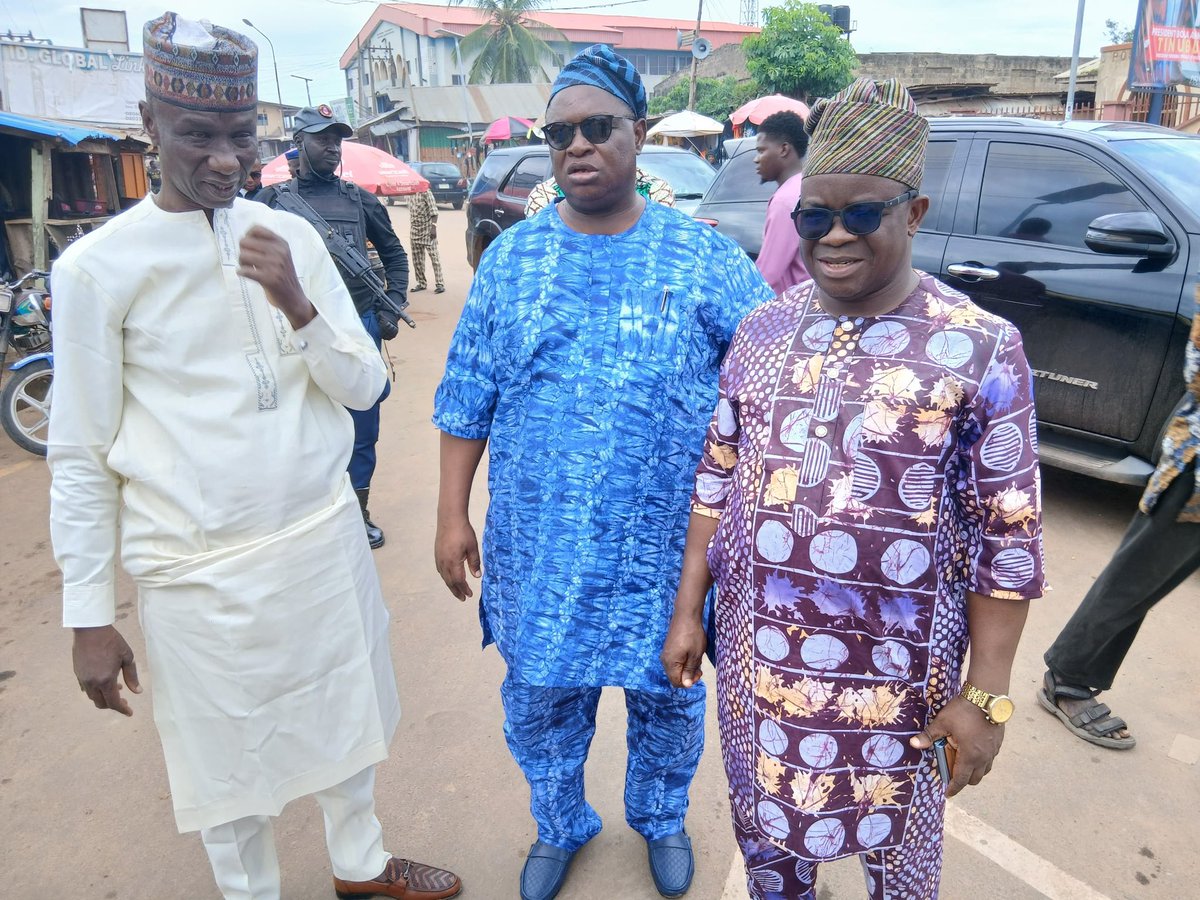 Osun_Works_Min's tweet image. The Commissioner for Special Duties and Regional Integration Dr. B.T. Salami with the Permanent Secretary, Ministry of Works and Infrastructure Egnr Bashir Bello and the Director of Highway, Ministry of Works and Infrastructure, Engr Moruf Ojebode preparing the forte as Governor…
