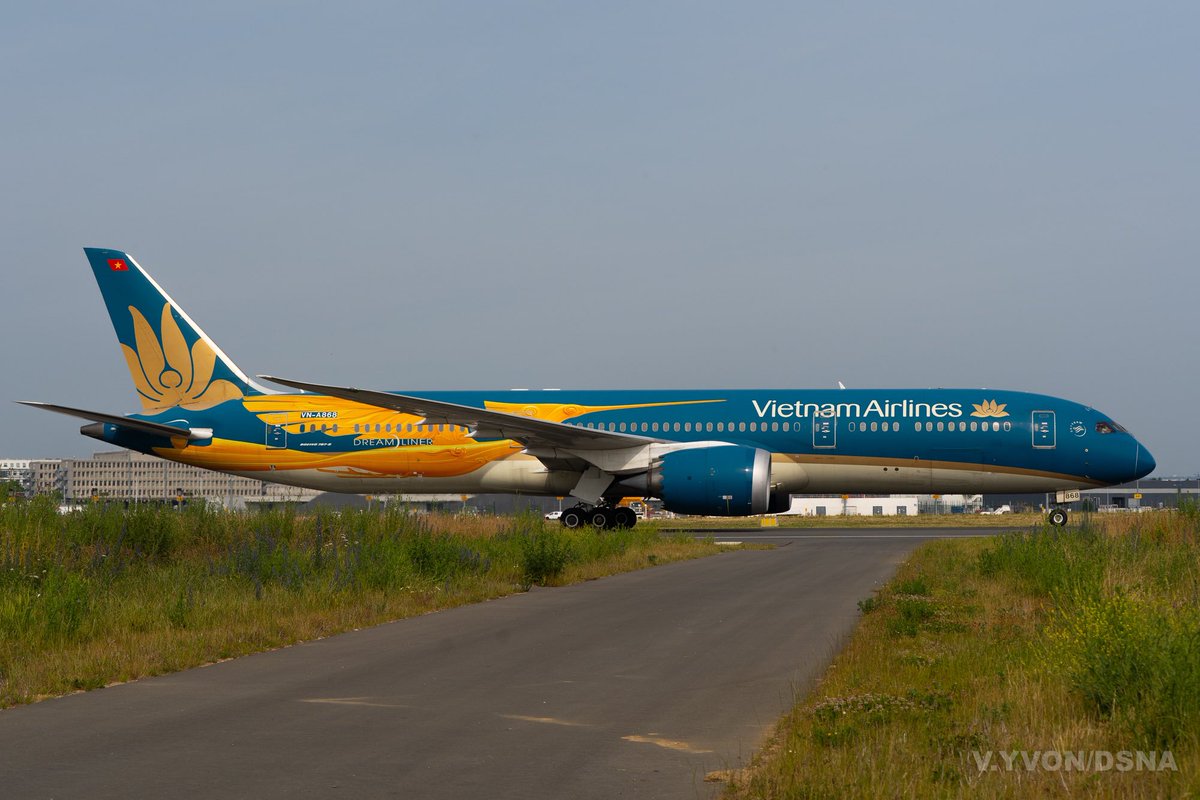 Flanqué de l’oiseau sacré « Lac », le magnifique #Boeing 787 de <a href="/VietnamAirlines/">Vietnam Airlines</a> en livrée spéciale transporte le Premier Ministre vietnamien via Orly 🇻🇳✈️