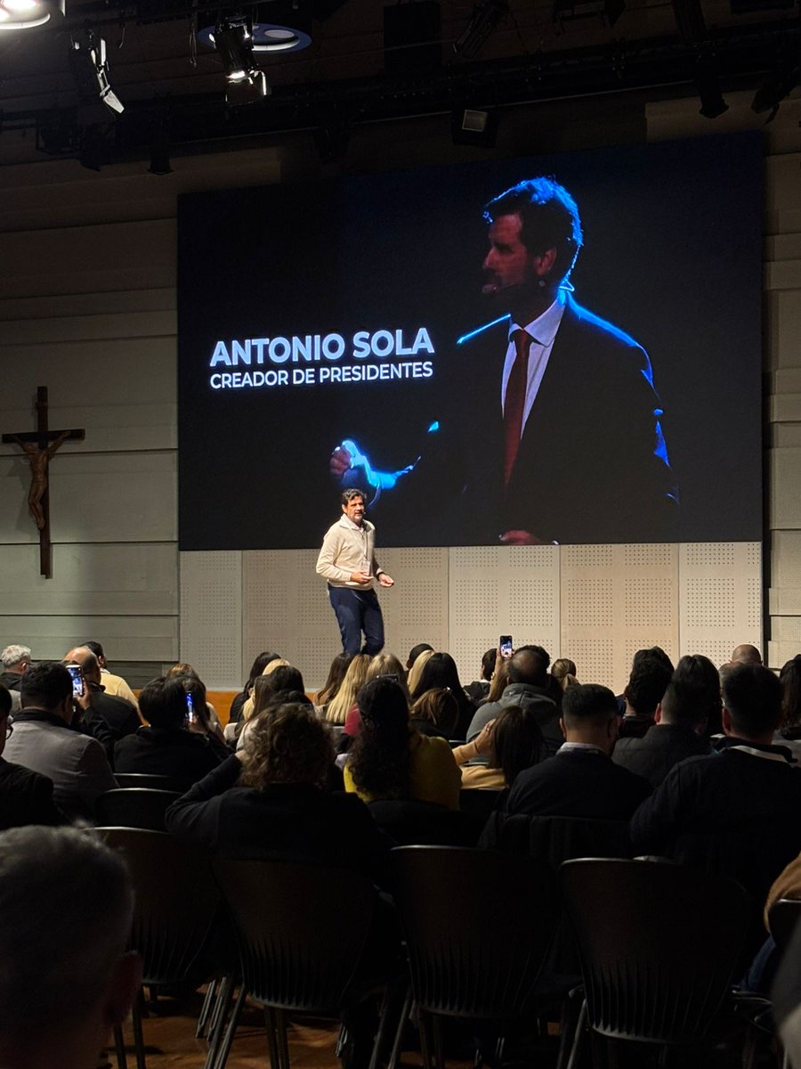 jillroxel24 (@jillroxel24) on Twitter photo Siempre es un gusto escuchar a nuestro Antonio Sola
<a href="/AntonioSola_/">Antonio Sola</a> hoy con: "Storybecoming, el liderazgo que se deja transformar" en #CongresoBA
Frase potente: "Liderar hoy no es prometer; es sostener, es entregar, es empujar"
<a href="/PolitologosD/">Politólogos Digitales</a> Siempre es un gusto escuchar a nuestro Antonio Sola
<a href="/AntonioSola_/">Antonio Sola</a> hoy con: "Storybecoming, el liderazgo que se deja transformar" en #CongresoBA
Frase potente: "Liderar hoy no es prometer; es sostener, es entregar, es empujar"
<a href="/PolitologosD/">Politólogos Digitales</a>