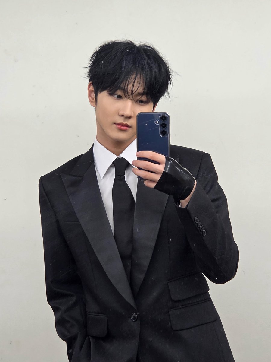 mmpjs_'s tweet photo. นี่ไม่ใช่สูทธรรมดา แต่เป็นสูทหล่อ 🖤 https://t.co/IItO8500yT