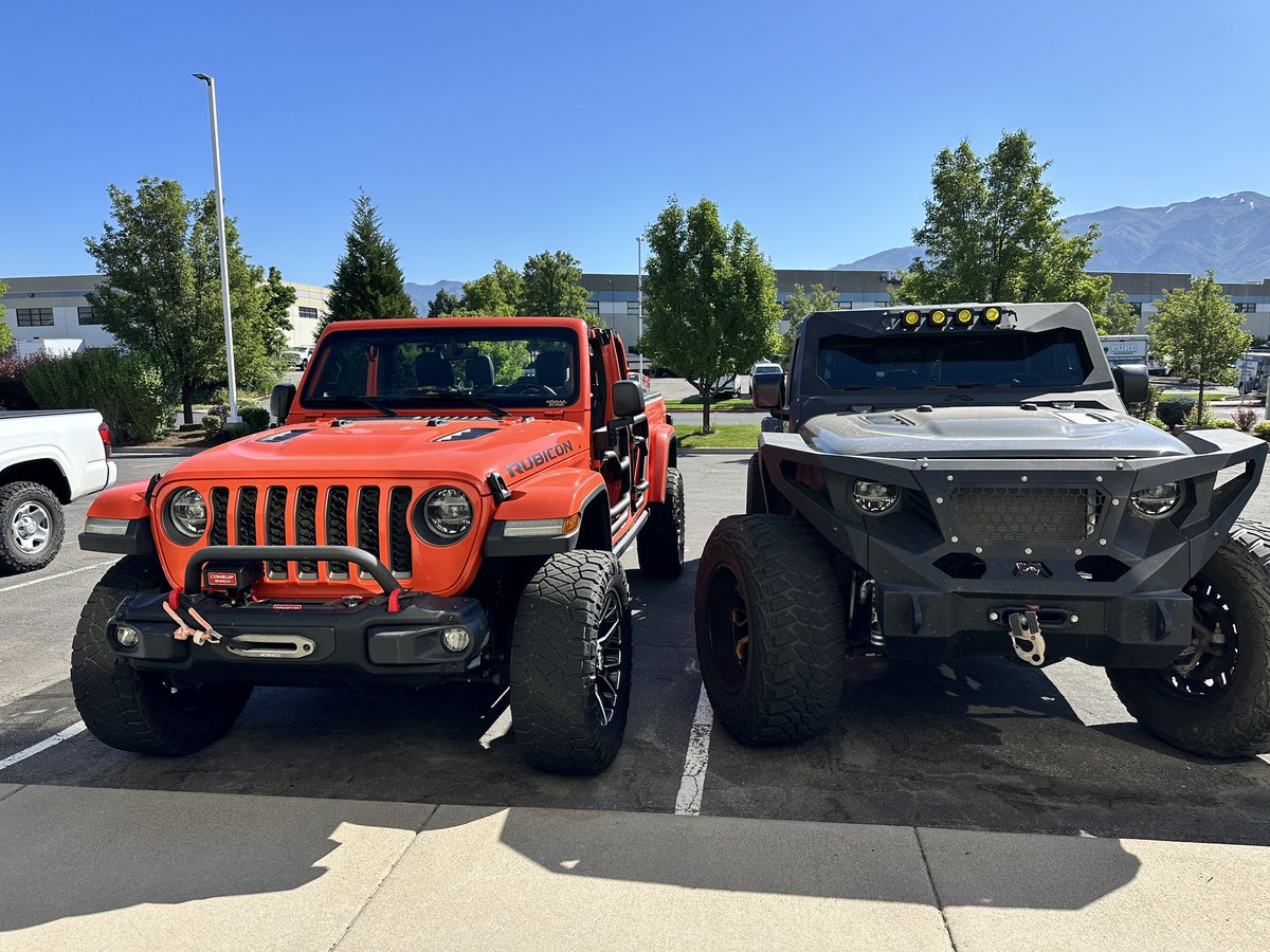 KrawlZone's tweet image. Pulled up next to my buddy #Shonduras and his Spacestation Gladiator. 

#jeeplife #gotopless #jeepgladiator