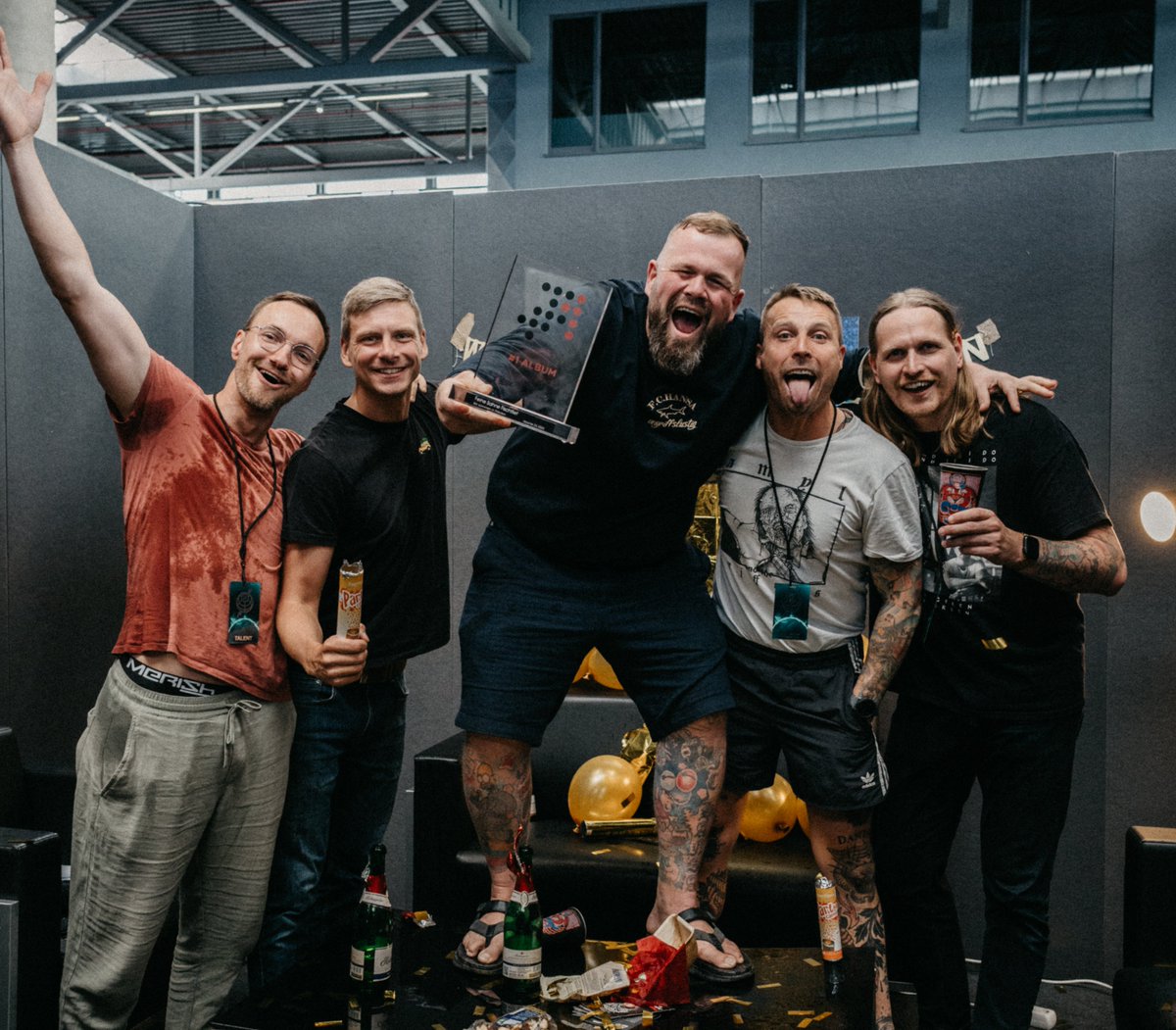 Platz 1 der Offiziellen Deutschen Charts +++ Rock am Ring +++ Rock im Park +++ bei Feine Sahne Fischfilet jagt ein Highlight das andere. Zwischendurch blieb noch Zeit, den #1 Award entgegenzunehmen. Noch einmal herzlichen Glückwunsch zur ersten Spitzenposition! 🥳