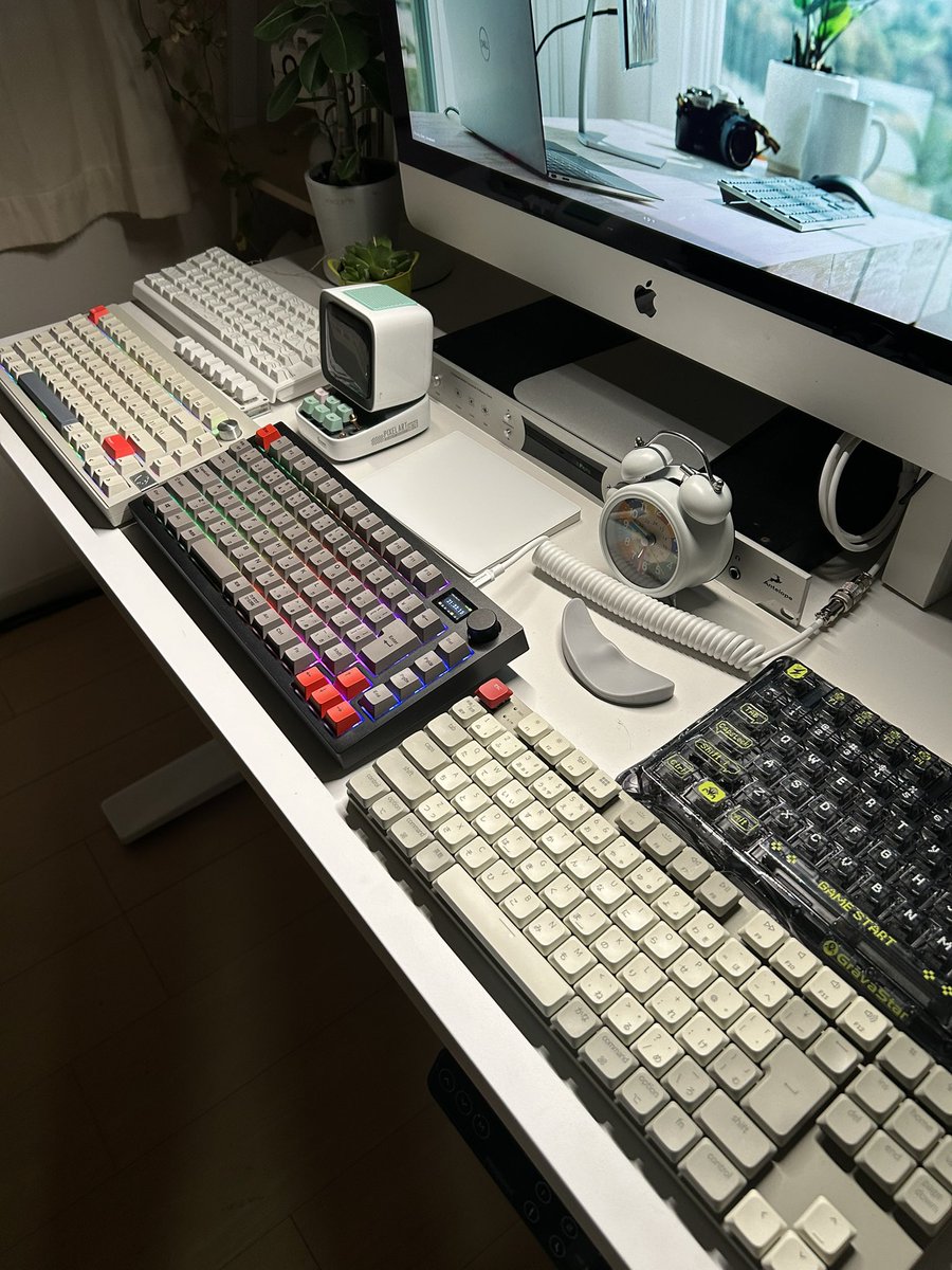 kazoo_desksetup's tweet photo. キーボードも色々あると選べる楽しさが出てくる
打鍵感、デザイン、静音性などその場の状況でチョイスするのが楽しい
#キーボード
#keyborad https://t.co/tUNZzbMW1G