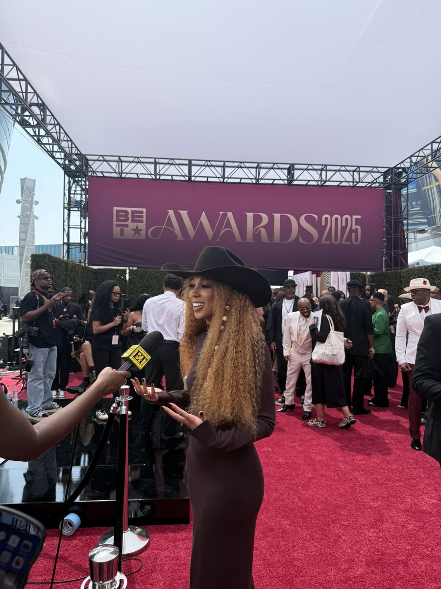 TieraMusic's tweet image. been doing some cool things lately @BETAwards. and finally got to meet my sis @JordinSparks 😊