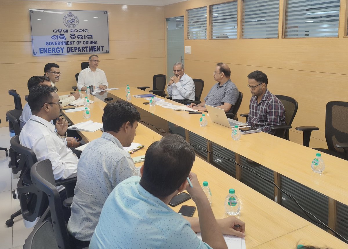 Principal Secretary Shri Vishal Kumar Dev chaired a review meeting on the implementation of PM Surya Ghar: Muft Bijli Yojana in #Odisha. Senior officials from Distribution Companies &amp; the Energy Department participated to accelerate rooftop solar adoption across the state.