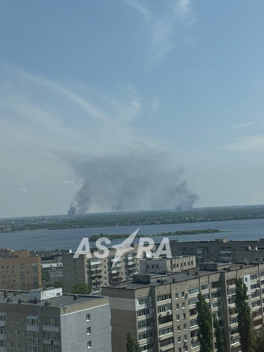 👀💥 A loud explosion was heard in Engels

❗️Local residents are reporting a large column of smoke. There is no official information about the origin of the explosion yet.