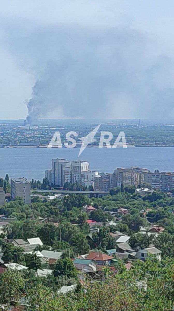 Maks_NAFO_FELLA's tweet photo. 👀💥 A loud explosion was heard in Engels

❗️Local residents are reporting a large column of smoke. There is no official information about the origin of the explosion yet. https://t.co/3mk23KLqnY