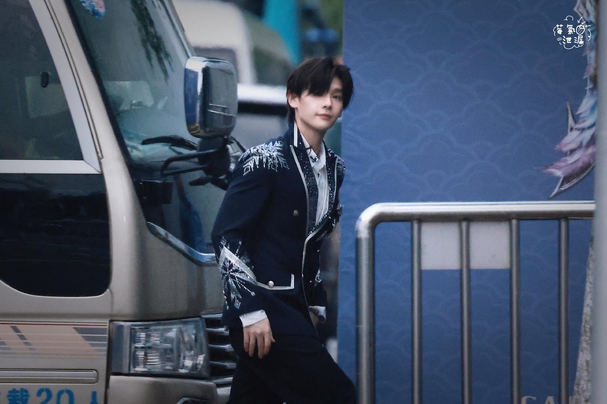 สายตาฮีเหมือนพวกแก๊งพี่ๆ 0713 อ่ะ คนที่รู้ว่าจากนี้ไปจะต้องเจออะไร พีเกอโหดมาก แต่เขาเชิญก็มาอีก คนดูรายการนี้ชอบการแสดงแนวละครเวทีอ่ะ ไม่ใช่แค่ร้องเต้นแบบไอดอลทั่วไป 0713 ได้เปรียบสุด เลี่ยงเกออ่ะ แค่อารมณ์ที่เขาส่งออกมาก็กินใจคนดูไปแล้ว นี่ว่าทีมนี้น่ากลัวสุดเลย