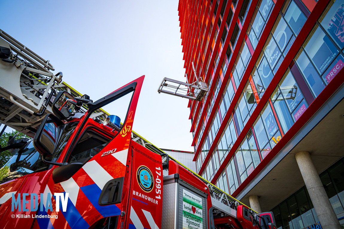 Glazenwasser gered door brandweer op Schouwburgplein in Rotterdam