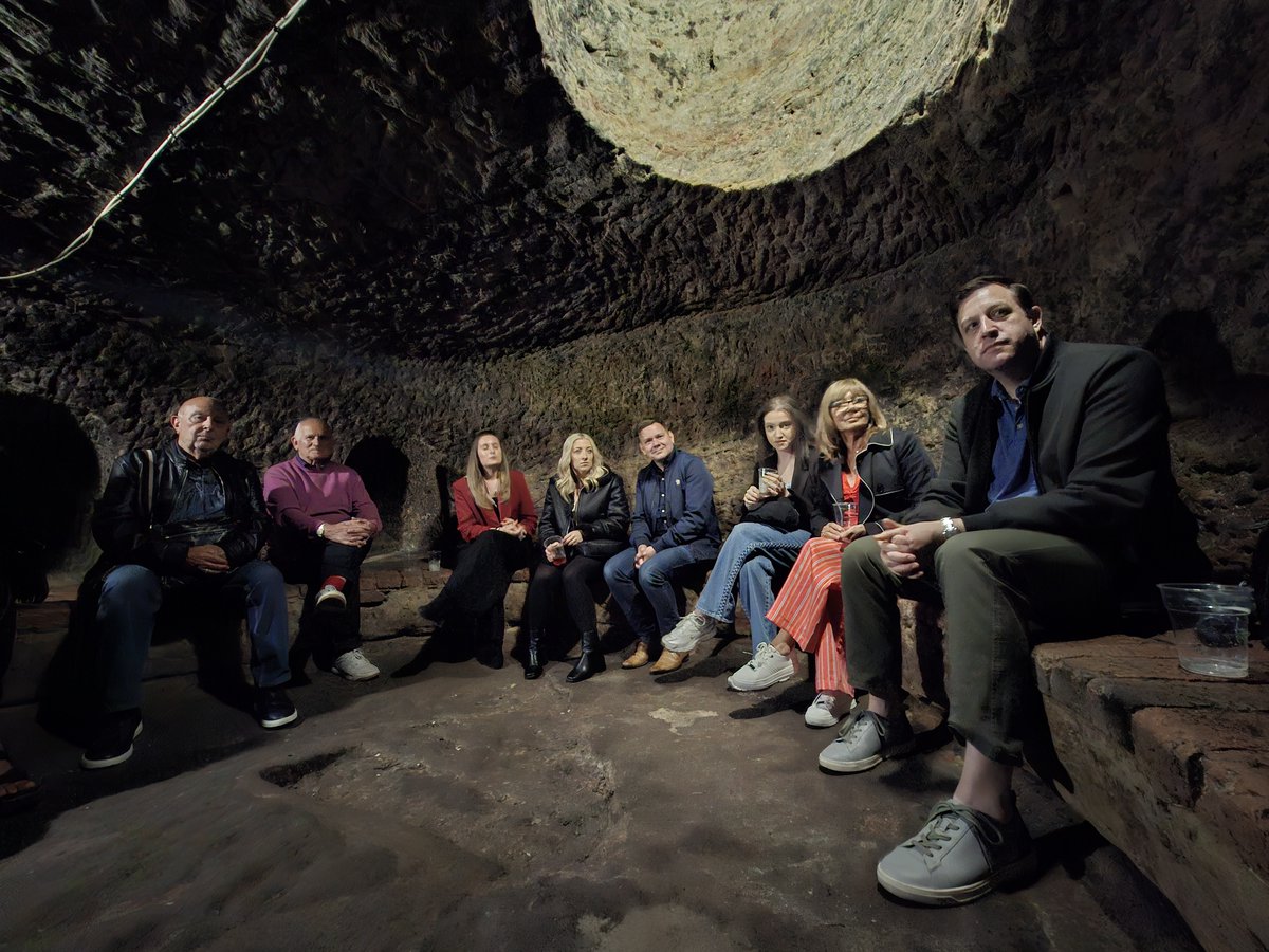 EzekialBone's tweet image. Great fun #Robinhood tour with @vbranch friends & family. Bite size chunks of #histreh, washed down with fine ales @Yeoldetripnott, in caves @TheSalNottm & fine dining in @BrownsNham 🎯 A right good #Nottingham #nightout 🥂 Private tours available 🏹 @No1tingham @Visitnotts