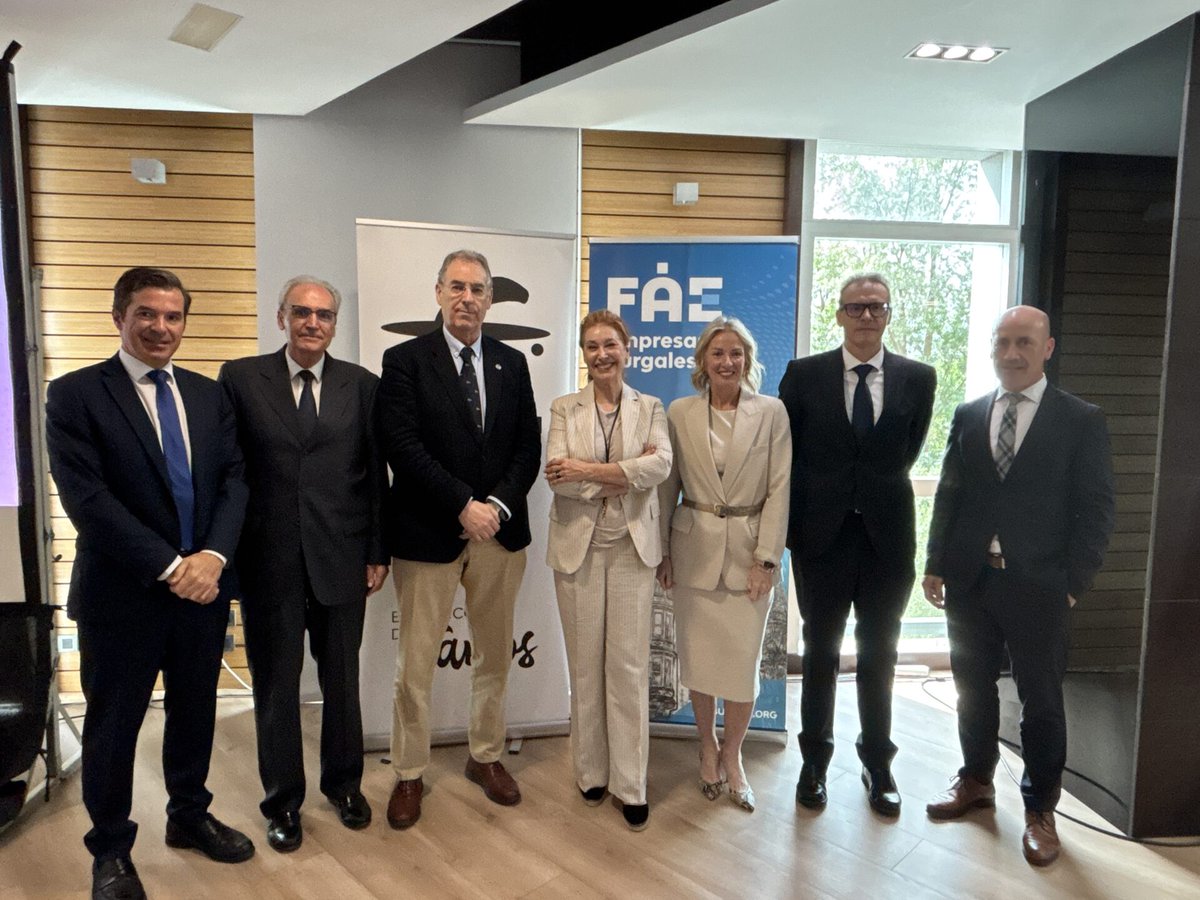 FAEBurgos's tweet image. El Observatorio del Conocimiento de FAE, @ibercaja  y  @UBUEstudiantes  reúne a directivos y expertos para reflexionar sobre nuevos modelos de liderazgo en la empresa. Skretting Spain  recibe el Sello OGECON
+info 👉 url.faeburgos.org/Yl4Ui