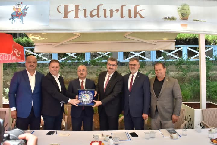 AKŞEHİR'DE TİCARET, SANAYİ,SAĞLIK, TARIM YATIRIM, KÜLTÜR KONULARI ,
KONYA MİLLETVEKİLİ ORHAN ERDEM’İN KATILIMIYLA TOPLANTI GERÇEKLEŞTİRİLDİ.
İlçemizde Eğitim, Ekonomi, Sağlık , Tarım , Kültür ve diğer alanlarda yapımı biten ve devam eden projeler ile ilgili çalışmalar görüşüldü