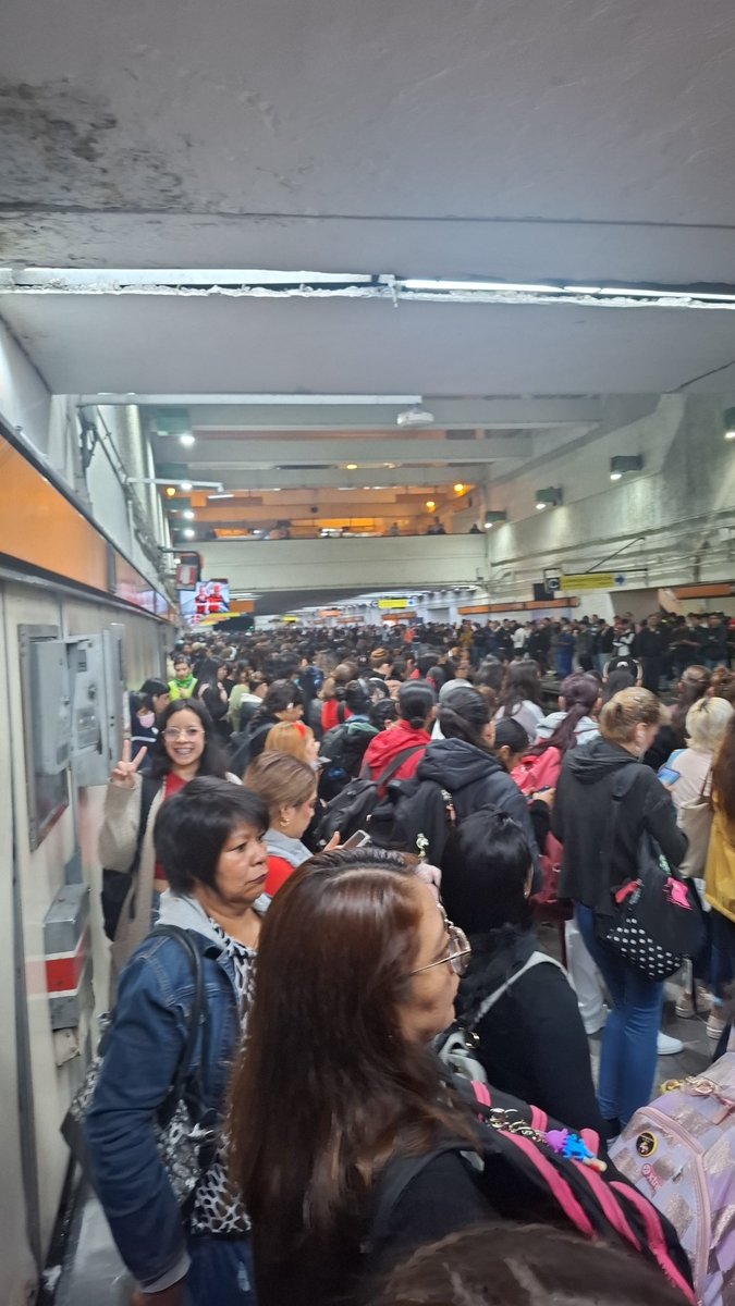 JUANITAPER94340's tweet photo. Más de 15 min esperando metro en tacuba L7 dirección Barranca del muerto @MetroCDMX mejor digan que no habrá servicio. https://t.co/Z6LS3MOZ24