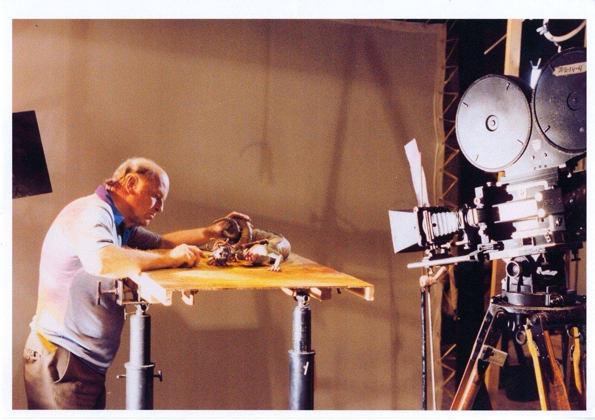 WendyLovesJesus's tweet image. June 12, 1981: @Ray_Harryhausen's fantastical Greek mythology adventure "Clash of the Titans" premieres! 

"An Epic Entertainment Spectacular!"

📷 Ray with one of his greatest creations -- Medusa.

📷 Neil McCarthy in full costume as Calibos!

#RayHarryhausen #Dynamation