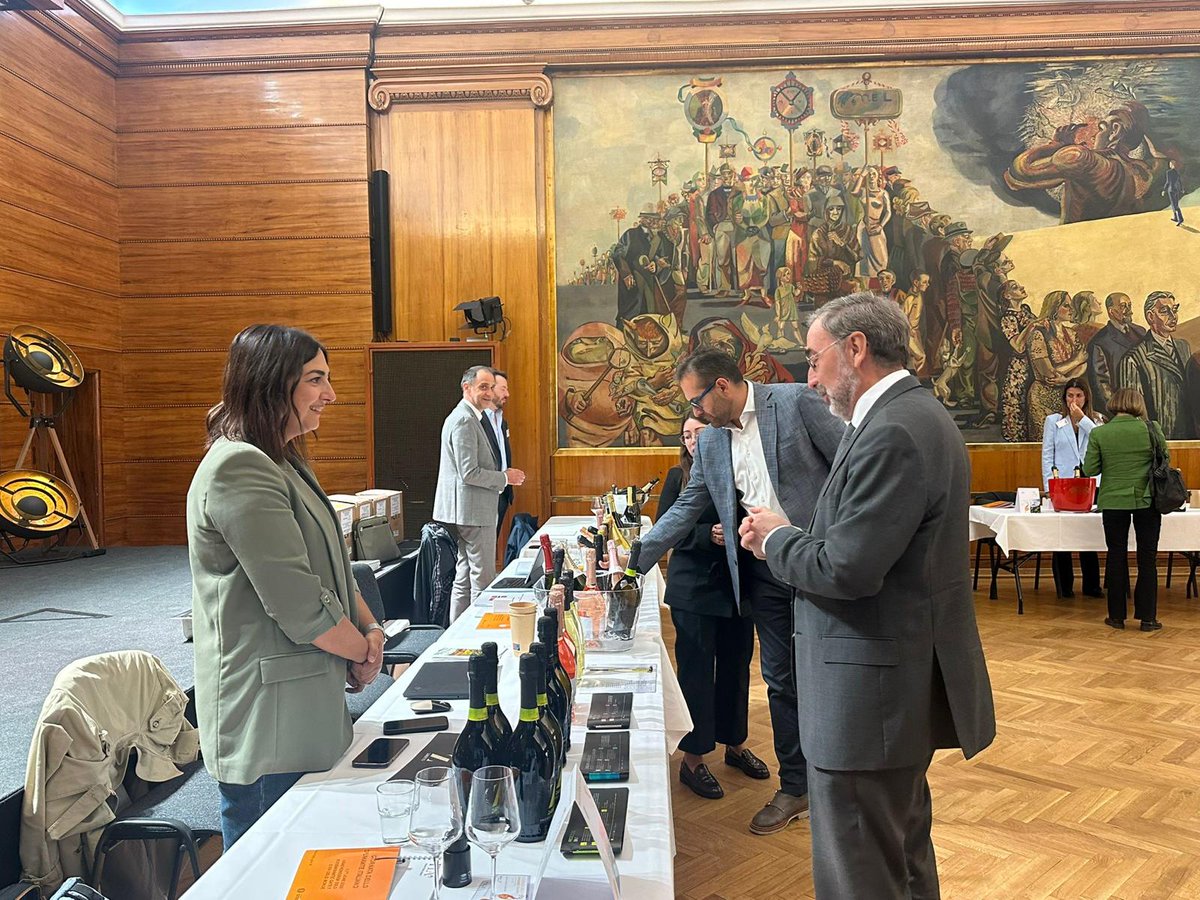 🇮🇹✨ Italian bubbles conquer #Oslo!
Today, at the Italian Sparkling Wine Day organized by ICE-Agenzia in Oslo, at Håndverkeren conference center, 16 wineries from all over Italy presented the best of their production to Norwegian importers, restaurateurs, journalists and wine