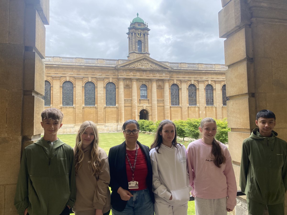 Year 8: The "Think like a Linguist" group had their graduation event at Queens College, Oxford yesterday. Long way but well worth it....congratulations👏🎓
