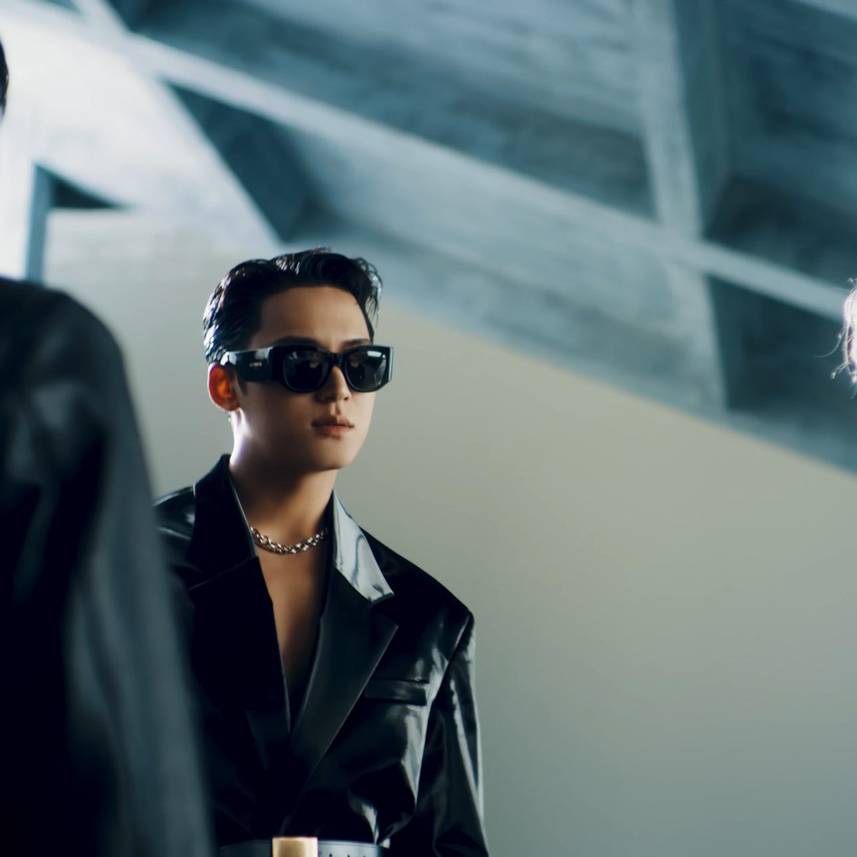 u know it's over when mingyu puts on the sunglasses 😎