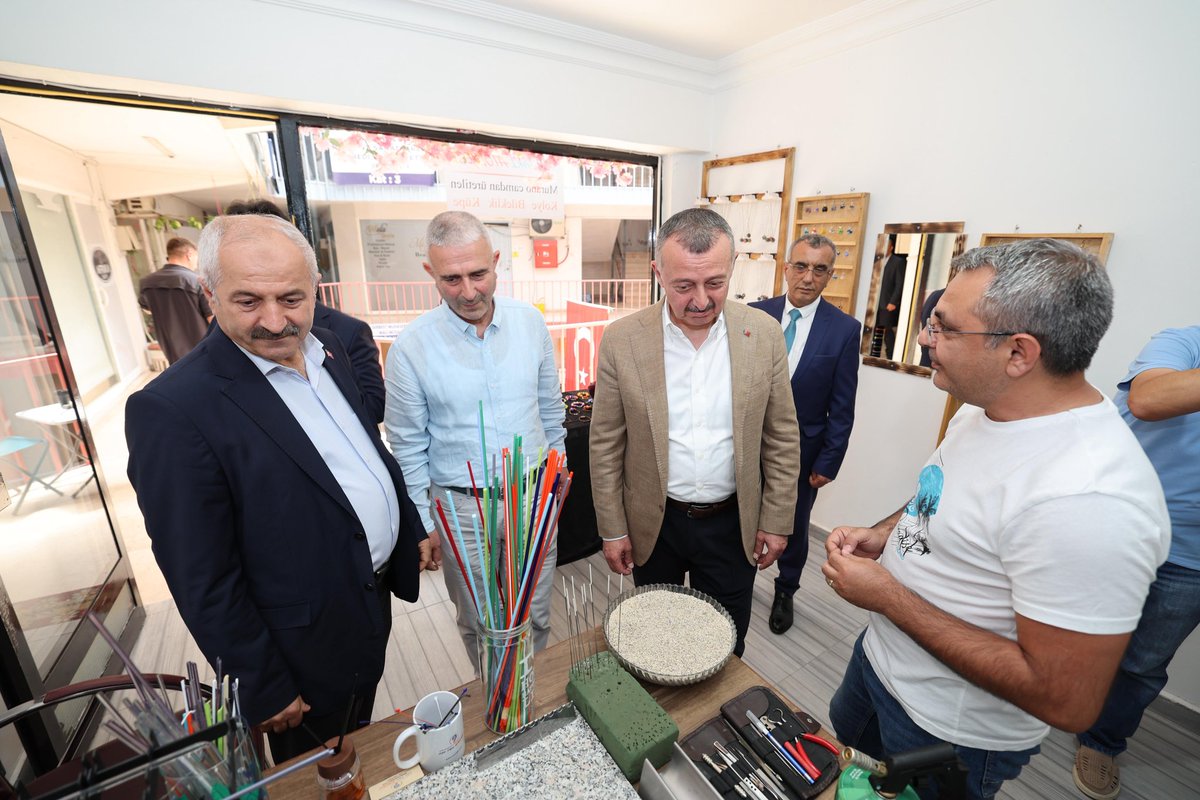 Kocaeli Büyükşehir Belediye Başkanı Sayın <a href="/tahirbuyukakin/">Tahir Büyükakın</a>  Gebze Belediye Başkanı Sayın <a href="/zinnurbuyukgoz/">Zinnur Büyükgöz</a> ve AK Parti Gebze İlçe Başkanı Sayın  <a href="/recepkayatr/">Recep Kaya</a> Atölyemizi ziyaret ettiler. Nazik Ziyaretleri için çok teşekkür ederim