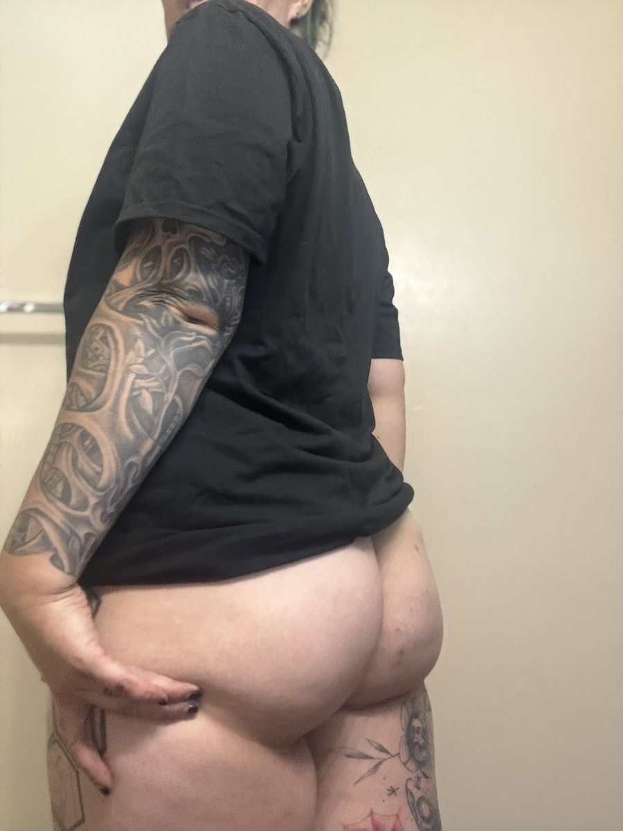 RileyWilde23's tweet photo. Some booty for your Wednesday ✌️ #THICK #ink #alt #alternative #inkedgirl #tattedfemale #humpdqy https://t.co/ZtR994R60J