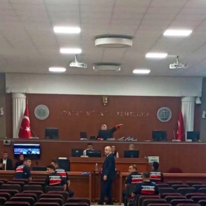 Dün;
Oğullarının yemin törenine Türbanlı, başörtülü Anneler alınmazken,
Bugün;
Başörtülü  Hakim Anneler yargı dağıtıyor..
Elhamdülillah.

Hüküm İslâm'ın, Adalet Allah'ındır!