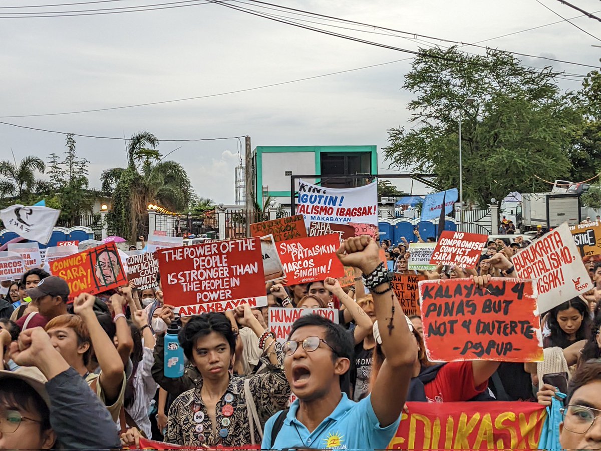 Diyan-diyan lang din.

Nagkaisa ang iba't ibang political groups kanina, sana dito rin sa Twitter.