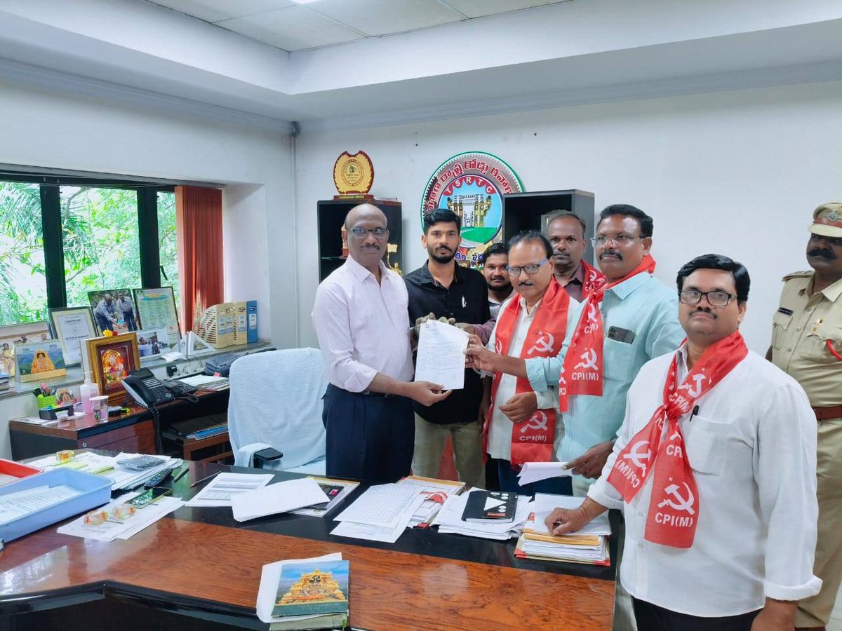 cpim_hyd's tweet photo. పెంచిన బస్ పాస్ ఛార్జిలు తగ్గించాలని CPM హైదరాబాద్ సెంట్రల్ సిటీ కమిటీ ఆధ్వర్యంలో బస్ భవన్ ముందు ఆందోళన... #telanganabuspassfarehike #buspassfare #busfarehike #telanganabuspassfare 
@Ponnam_INC @TGSRTCHQ   #congress #cpim #cpimhyd @cpimspeak @cpimtelangana https://t.co/0Kc06hGPsk