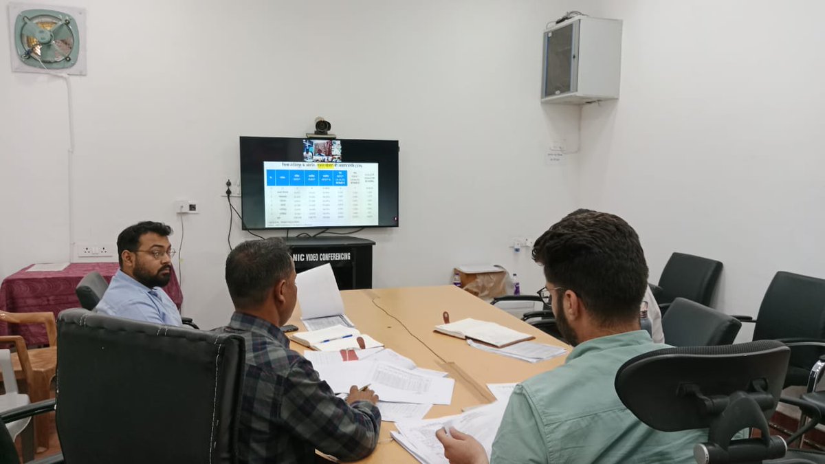 प्रमुख सचिव लोक स्वास्थ्य यांत्रिकी विभाग श्री पी. नरहरि ने जबलपुर संभाग के समस्त जिलों की वीडियो कॉन्फ्रेंसिंग के माध्यम से बैठक ली। बैठक में उन्होंने जिलों की नल जल योजनाओं के प्रगति की विस्तृत समीक्षा की गई।

RM-facebook.com/share/p/1EGjhQ…
<a href="/JansamparkMP/">Jansampark MP</a> 
<a href="/CMMadhyaPradesh/">Chief Minister, MP</a> 
#mandla