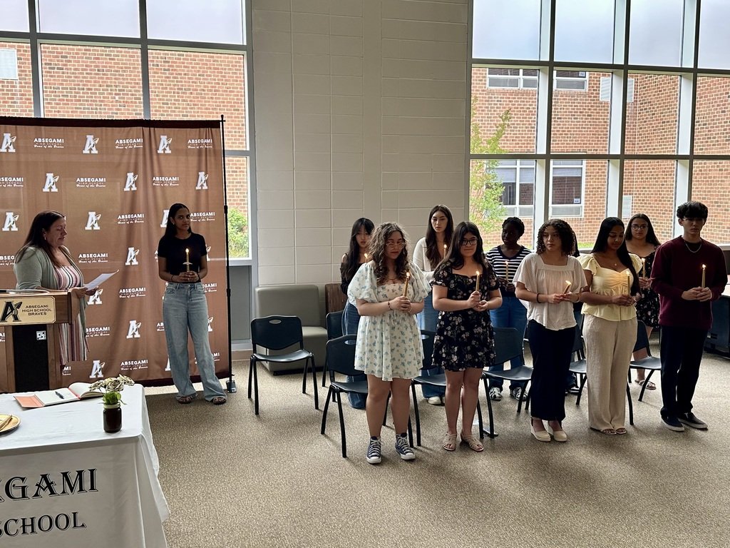 Congratulations to the new members of both the French and Spanish Honor Societies!