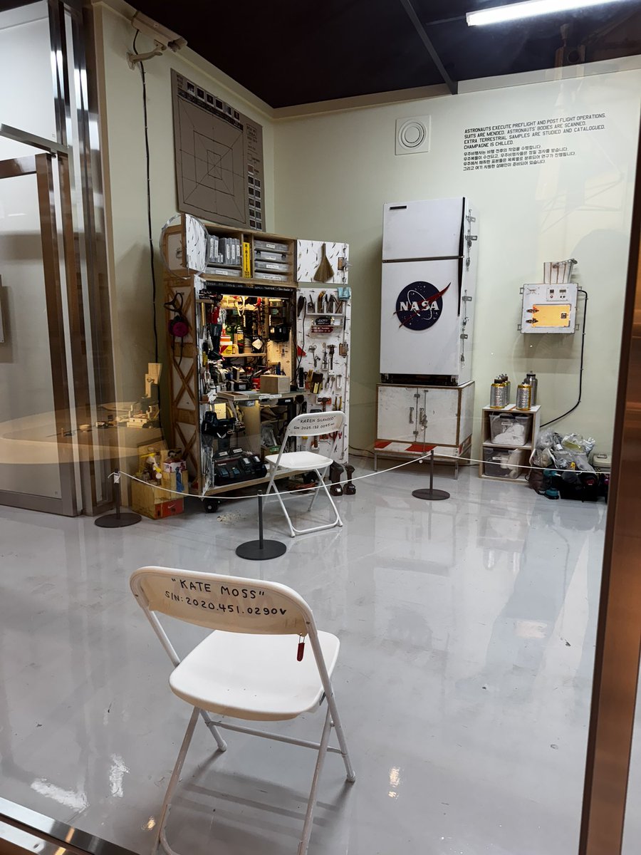 전공 수업에서 기말 발표를 한 주 일찍 마무리하고, 종강 주에 ddp에서 하는 톰 삭스 전시에 다녀왔어요! 
가장 미래적인 것을 지향하는 우주 탐사라는 주제를 기성품을 손으로 이어 붙이고 조립하는 핸드메이드라는 가장 아날로그적인 방법으로 풀어나간 것이 흥미로운 지점이었어요.