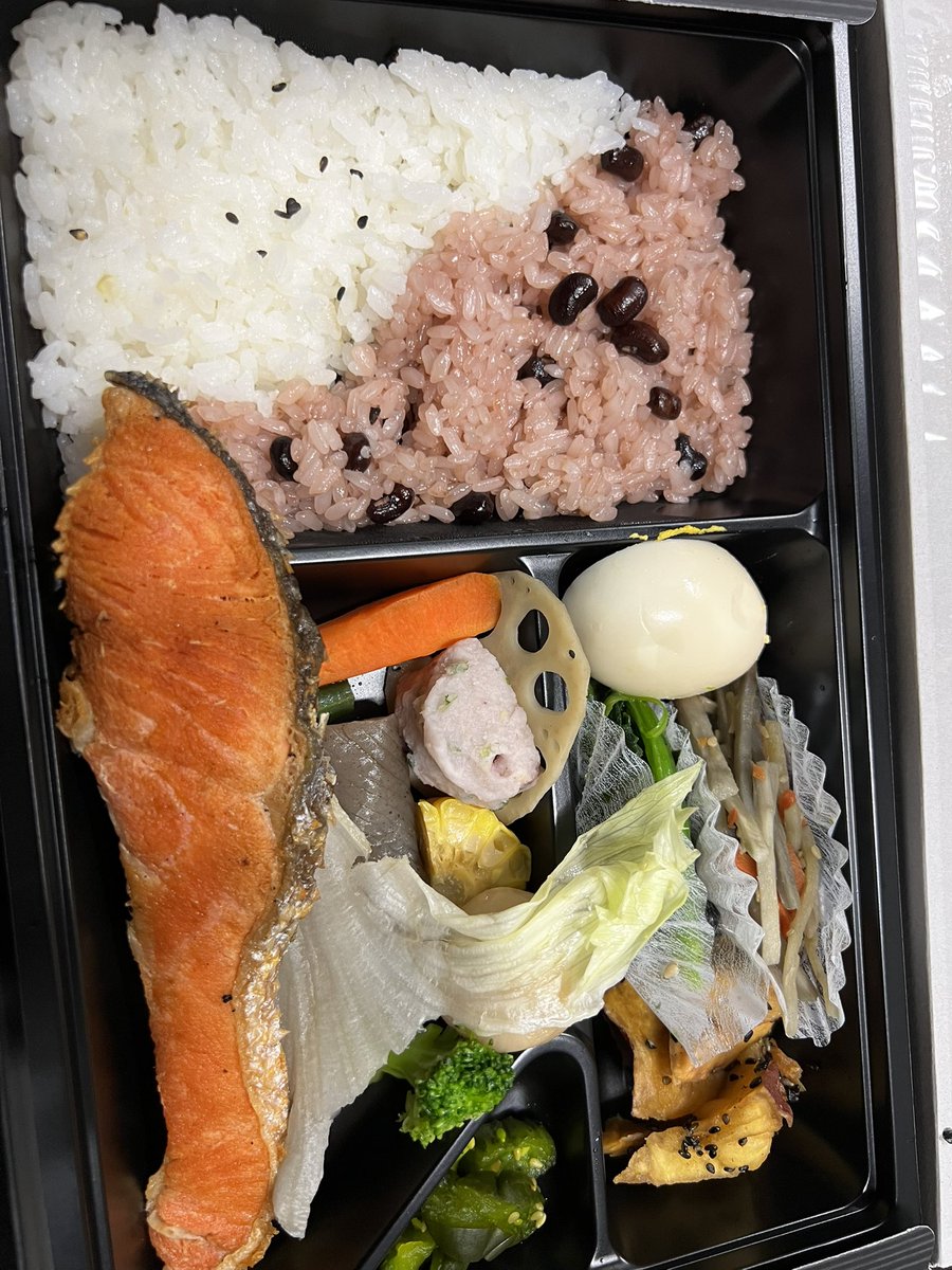 最近撮った写真がロケ弁で泣いた。
プライベートが欲しい…😭