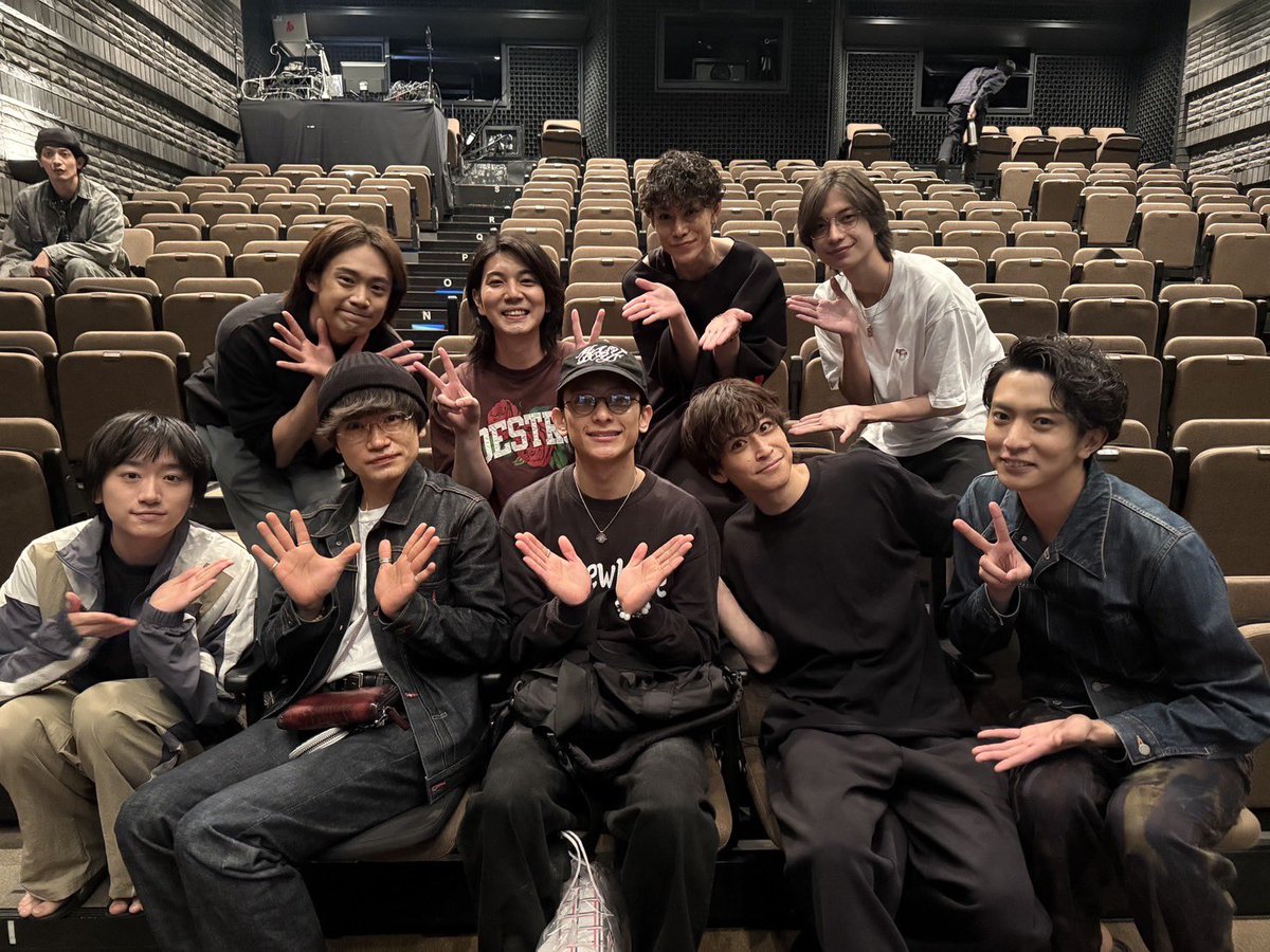 asa10_y's tweet photo. 舞台『霧』六日目、ご来場頂きありがとうございました！
今日もサムとして、明日もサムとして！

今日も仲間たちが観に来てくれたー！
うれしありがたし！

#舞台霧 https://t.co/CFABOK4JFu
