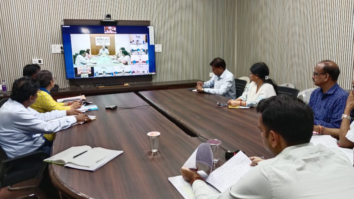 जबलपुर संभाग आयुक्त श्री धनंजय सिंह भदौरिया ने वीडियो काॅन्फ्रेंस के माध्यम से संभाग के सभी जिलों की समीक्षा बैठक ली।

RM-facebook.com/share/p/1C5p9Q…
<a href="/JansamparkMP/">Jansampark MP</a> 
<a href="/CMMadhyaPradesh/">Chief Minister, MP</a> 
#mandla 
<a href="/jbpcommissioner/">Jabalpur Commissioner</a>