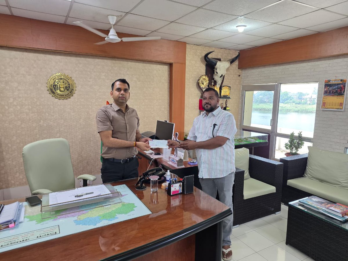 नमामि नर्मदे महाआरती ट्रस्ट में दो नये ट्रस्टी सदस्य शामिल हुए।कटनी के समाजसेवी श्री अतुल गुप्ता और मण्डला के आईसर ट्रेक्टर/काव्या ट्रेक्टर्स के प्रोपाइटर श्री बसंत पटेल ने कलेक्टर श्री सोमेश मिश्रा को नमामि नर्मदे महाआरती ट्रस्ट के पक्ष में आजीवन सदस्यता शुल्क के चैक प्रदान किये