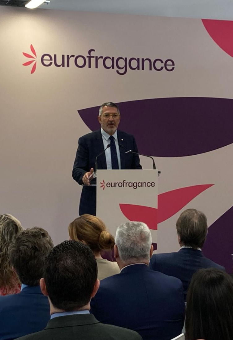 empresacat's tweet photo. 📌 35è aniversari i nova ampliació de @Eurofragance a #Rubí

🗣️ @ConsellerSamper: "Gràcies per apostar per Catalunya i seguir creixent. @Eurofragance és exemple d’innovació i internacionalització, obrint nous mercats i exportant talent al món. Moltes felicitats per aquest èxit!" https://t.co/Qy6WaT9zJn