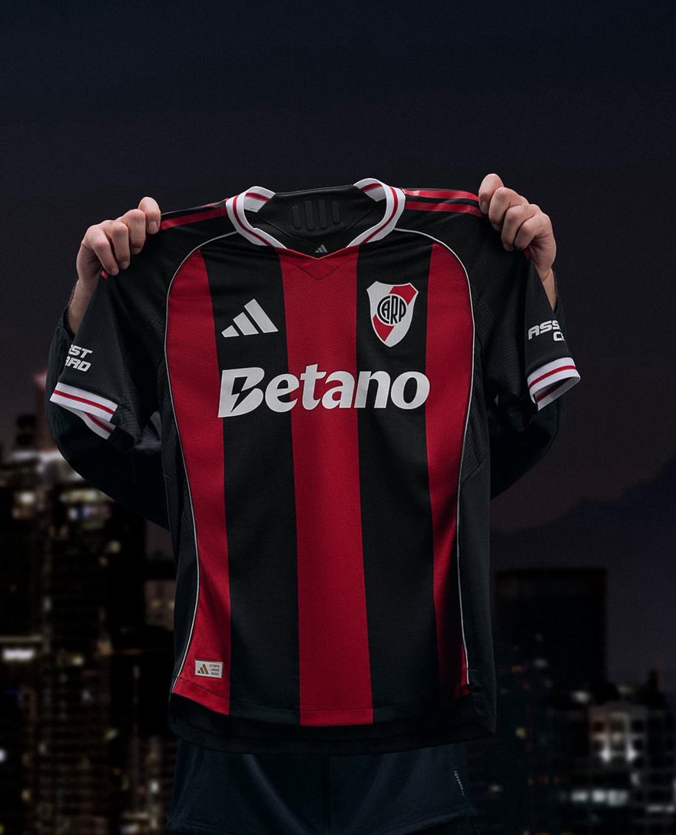 RiverSocios's tweet photo. 𝐂𝐚𝐦𝐢𝐬𝐞𝐭𝐚 𝐀𝐥𝐭𝐞𝐫𝐧𝐚𝐭𝐢𝐯𝐚 𝐑𝐢𝐯𝐞𝐫 𝐏𝐥𝐚𝐭𝐞 𝟐𝟓/𝟐𝟔 🤍❤️🤍 https://t.co/5aCxLE4ren