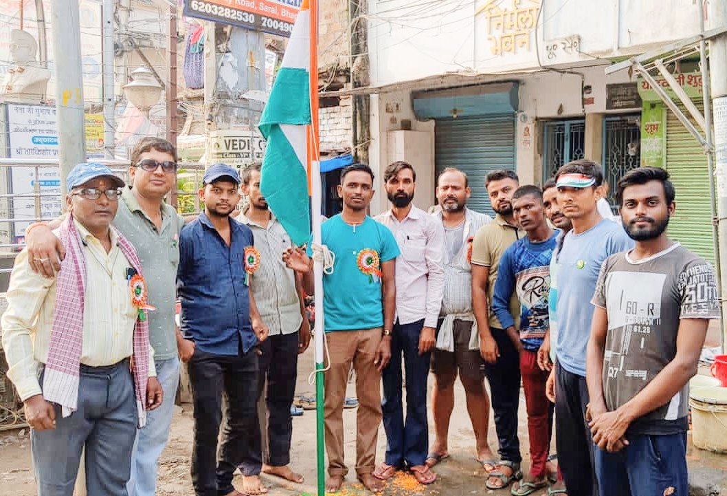 HariomRajThaku3's tweet image. ये फोटो 15 अगस्त 2023 की है, जब नाथनगर के सभी समाचार पत्र विक्रेता भाइयों ने सफलतापूर्वक ध्वजारोहण का कार्यक्रम संपन्न किया उसके पश्चात सभी भाइयों ने ग्रुप फोटो खिंचवाई । 🇮🇳

@h_r_t_vlogs_ 

#hariomrajthakur #15august2023 #hrtvlogs #independenceday #newspaper #nathnagar