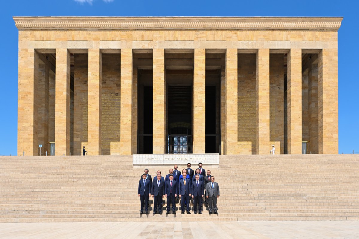 Hâkimler ve Savcılar Kurulu Üyelerimizle birlikte Anıtkabir'i ziyaret ettik.

Cumhuriyetimizin kurucusu Gazi Mustafa Kemal Atatürk'ü saygı ve rahmetle andık, Anıtkabir Özel Defteri'ni imzaladık.

Cumhuriyetimizin en temel dayanaklarından biri olan adaletin, her bireyin hakkını