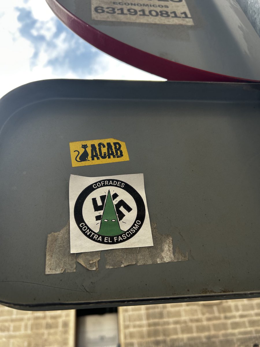 Me he encontrado andando esta pegatina y está bastante guapa.

Cofrades contra el fascismo.