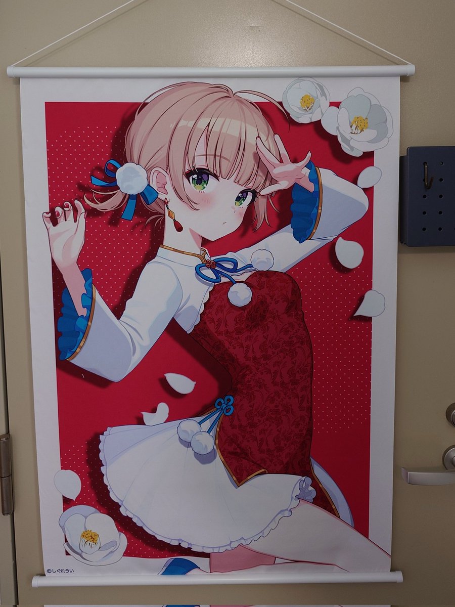 しぐれういA1タペストリーデカすぎて玄関ドアしか飾る所が見つから