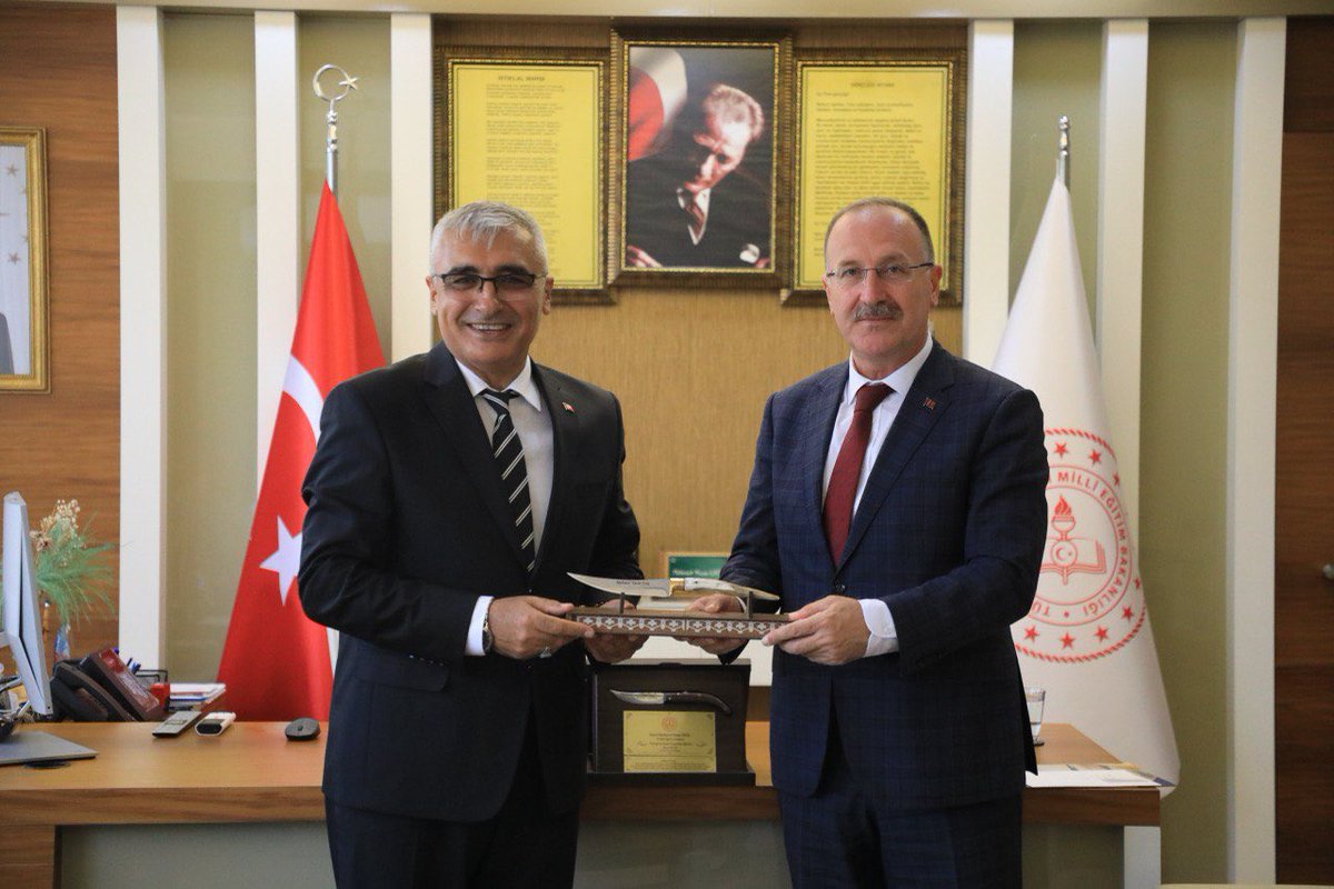 Serik İlçe Millî Eğitim Müdürü Sayın İkram Ekiz, İl Millî Eğitim Müdürümüz Sayın Mehmet Yasin Eriş’e hayırlı olsun ziyaretinde bulunarak yeni görevinde başarılar diledi. 

Nazik ziyaretlerinden dolayı kendilerine teşekkür ederiz.

<a href="/tcmeb/">Millî Eğitim Bakanlığı</a> <a href="/Yusuf__Tekin/">Yusuf Tekin</a> <a href="/Mehmetyasineris/">Mehmet Yasin Eriş</a>