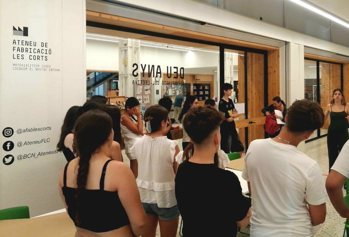 Avui visitem per segona vegada l'Ateneu de Fabricació de les Corts per conèixer les tecnologies de tall digital i per tallar les nostres maquetes arquitectòniques (projecte ESTRUMETACLES de 3r d'ESO).