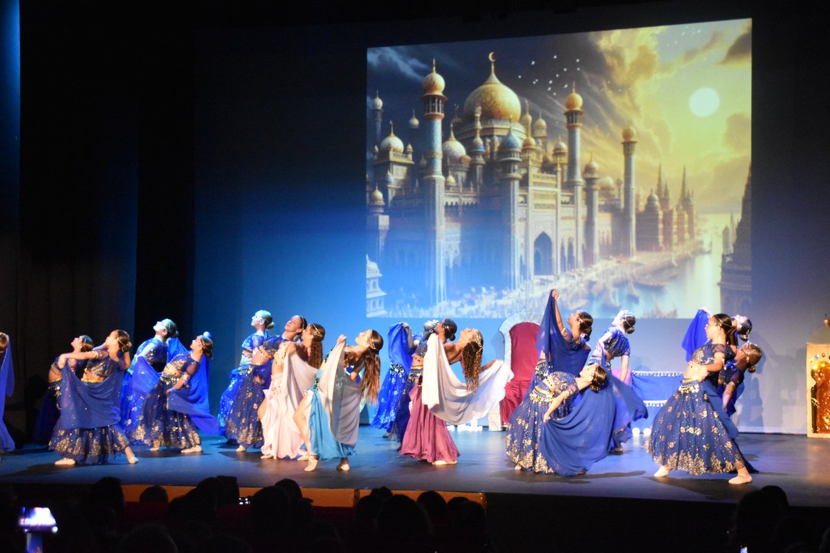 #Programación |  #Mijas 
📺 Esta tarde a las 17:00 h. en <a href="/Mijas340TV/">Mijas340TV</a> 
🩰 El Teatro Manuel España acogió el domingo 8 el festival de baile de fin de curso de la UP de la profesora Feli Gabriel. Unos 150 artistas de todas las edades se subieron a las tablas