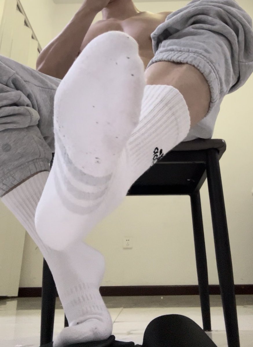 练完腿之后  
白袜和脚紧密贴合
那什么和白袜紧密贴合呢🐕