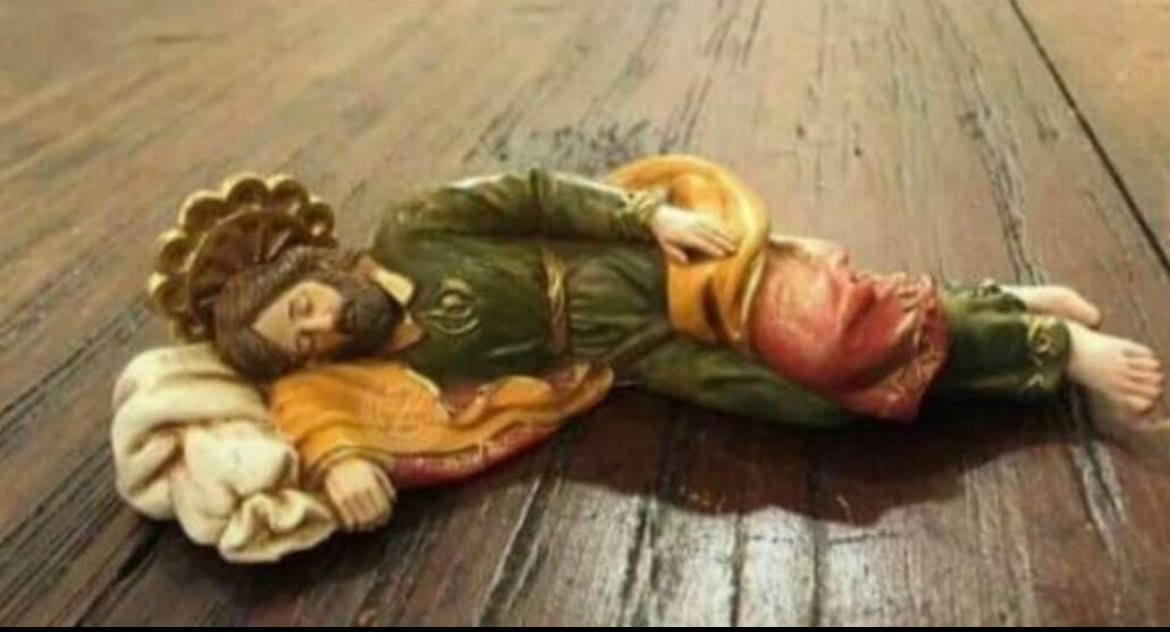 ¿Pues cómo no voy a ser dormilón si mi santo es San José dormido?

San José es conocido por recibir revelaciones de Dios mientras dormía, solo que duermo tan profundamente que si me revela algo ni me entero.

En fin.

¿Café? Lo acabo de preparar y me queda cargado y amargo.