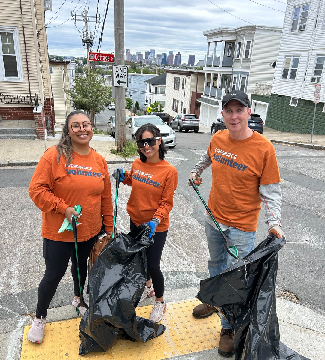 🌳 Say trees! 😁 Our volunteers were all smiles here in Chelsea as they cleared trash and added green space to beautify the community and provide environmental benefits like shade and cleaner air. Explore our commitment to giving back: eversource.com/content/reside…