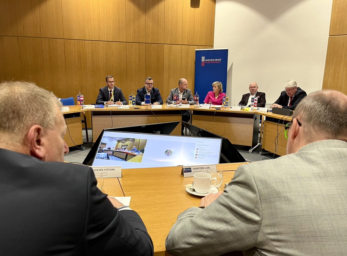 Asociace krajů České republiky (@asociacekraju) on Twitter photo V Brně jsme jednali se <a href="/SMOCR_CZ/">Svaz měst a obcí ČR</a> o spolupráci krajů, měst a obcí. Teď řešíme:
- chybějící 2 miliardy na krajské silnice
- nejistotu kolem financování nepedagogů
- přenášení povinností státu bez financí na kraje a obce V Brně jsme jednali se <a href="/SMOCR_CZ/">Svaz měst a obcí ČR</a> o spolupráci krajů, měst a obcí. Teď řešíme:
- chybějící 2 miliardy na krajské silnice
- nejistotu kolem financování nepedagogů
- přenášení povinností státu bez financí na kraje a obce